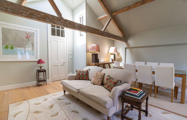 JOIVY Elegant 2-Bed Mews Flat Near Buckingham Palace - Photo 10