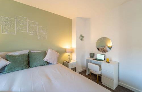 Cosy 3-Bed House With Parking, 5 Mins to QE & Uni - Photo 23