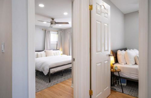 3Bed 2Bath Luxury Lake House on Myers Bay Private Pier Beach Firepit and Deck - Foto 34