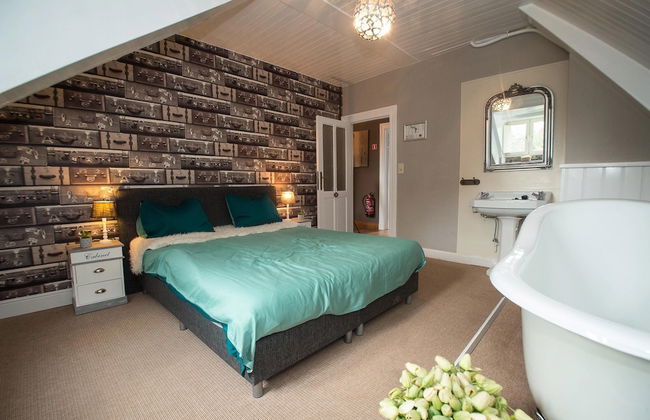 Magnificent Luxury Chateau in Vast Garden with Sauna & Hot Tubs - Photo 20