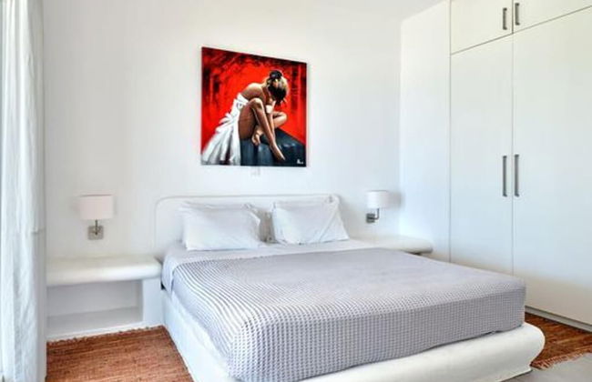 Stunning Villa With Panoramic View - Photo 3