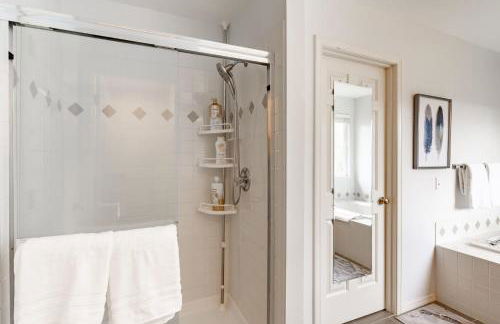 Spacious & Serene 6-Br Family Retreat in Kirkland - Photo 45