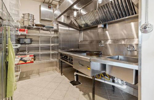 Stunning Waterfront Mansion with Pool and Hottub - Foto 30