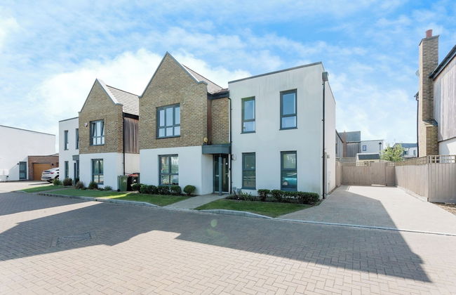 Luxurious 4 BH Home Near Willen Lake Ideal for Families & Business Stays! - Photo 24