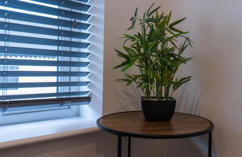 High End Contractor Apartment - 5 Separate Beds - Free Parking - Foto 19