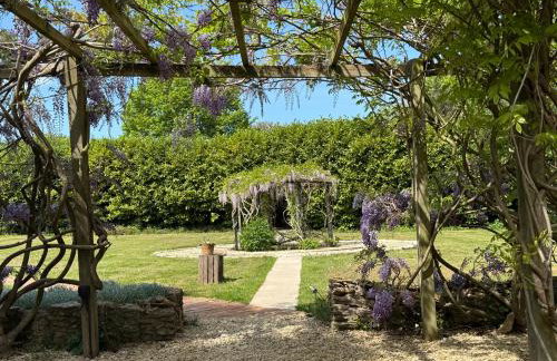 The Old Pool House, Stylish Large Studio in Private Country Estate with Air Con - Foto 24