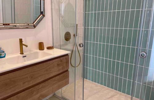 Idyllic 6 bed villa stunning sea view salt pool - Photo 8