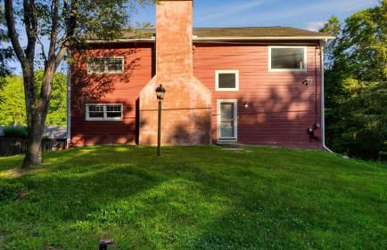 Historic Barn Retreat w Pool Pond Views Longview Pond Lodge by AvantStay - Foto 57