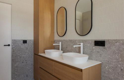 Ultra-Modern 5-Bed Luxury Chalet with Private Pool & Home Cinema 13 Min To Beach - Foto 43