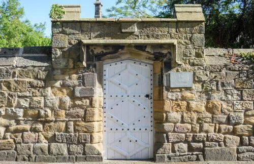 10 Bed Stunning House in village, with Hot Tub - Photo 36