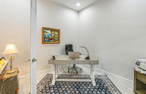 3 Mi to Naples Beach! Couples Resort Getaway - Photo 11