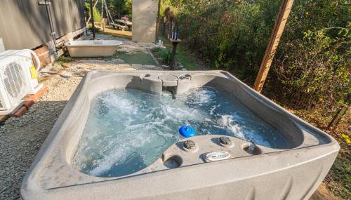 Cabin close to FL Caverns! Hot Tub, WI-FI, & Firepit - Foto 4