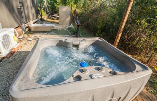 Cabin close to FL Caverns! Hot Tub, WI-FI, & Firepit - Foto 4