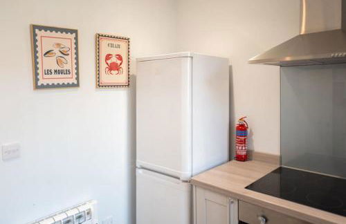 The Little Blue House by Sheppey Stays -Cosy 2BR Blue House - Near Docks with Parking - Foto 19