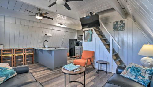 2 Blocks to Surfside Beach A-Frame Home with Deck - Foto 5