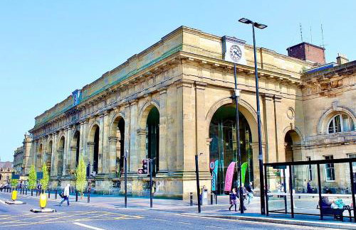 Modern 2BR Pad - 4 Min to Station, Fast WiFi and Smart TVs! - Foto 6