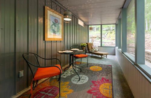 Romantic Cottage w Hot Tub & Views - Photo 35