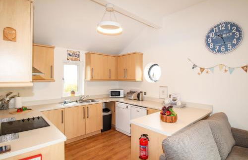 Beside the Sea - Photo 11