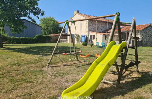 La Dorgisière - Ferme du XVIIe rénovée, grand jardin arboré à 15 min du Puy duFou - Foto 37
