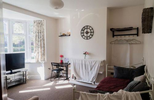 Spacious 6 bedroom House in Dudley with optional Nursery-Drive and Garage-Families and Contractors Welcome - Foto 35