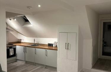 Epsom High Street Apartment 10 - Photo 4