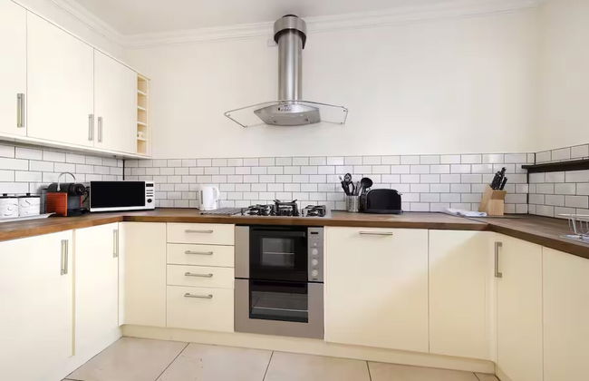 Cute House with Courtyard - Photo 7