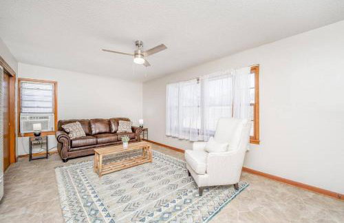 Cozy 1 Bed 1 Bath Home with Garage and Fenced Yard - Foto 1