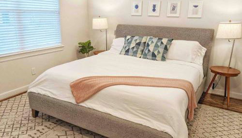 TMC 3-Story Townhome FREE EV Charge - Foto 4