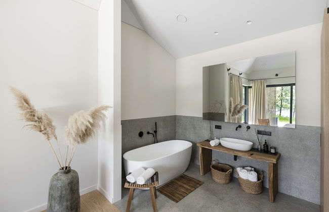 The Lake. Unique Waterfront Villa - Photo 13