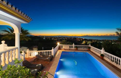 Large Family Villa 500m From Beach with Stunning Views - Photo 2