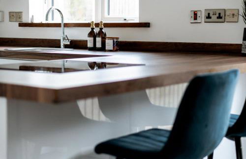 4 bed family home wifi, netflix, parking, close to wicksteed park - Photo 9