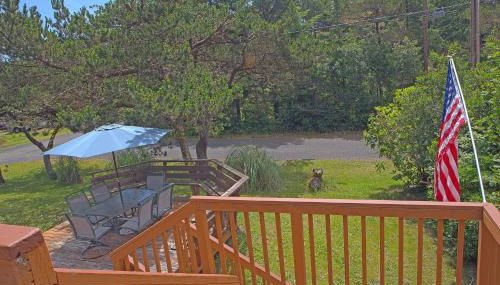 Cozy 2BR cabin near beach with deck fireplace. - Foto 5