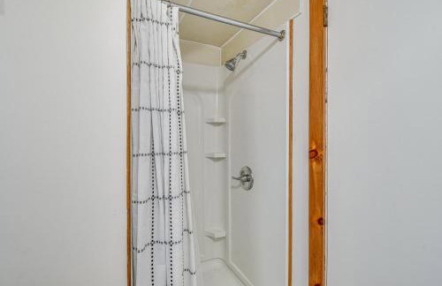 Cozy New York Farmhouse with Porch, Grill and Fire Pit - Foto 27