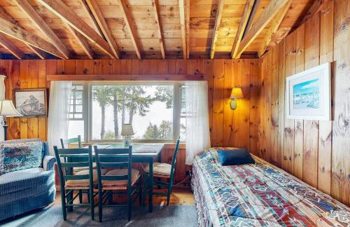 Lake Views! Small Group Getaway in Northport - Foto 12