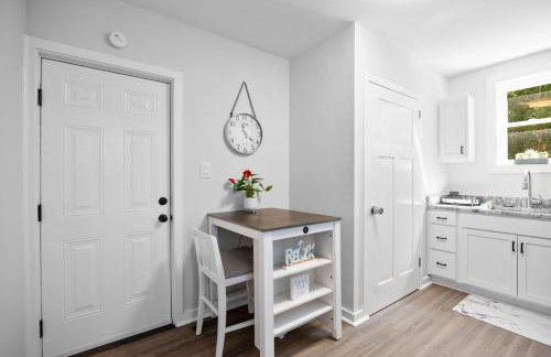 Private Downtown Bungalow Near Riverwalk & Beaches - Photo 20