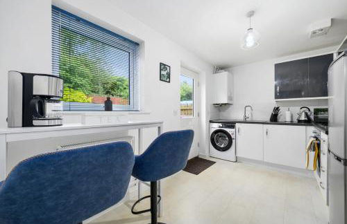 Superb Two Bedroom House Near Etihad & Coop Live - Free Parking - Foto 14