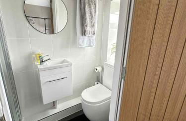 Brain Properties Limited - Contractor and Leisure Stay 4 Bedroom all ensuite house with Parking - Photo 20