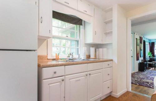 Private Green Cottage near downtown - Photo 13