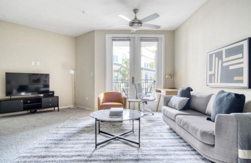 Blueground Centennial pool nr Red Morton Park SFO-852 - Foto 1