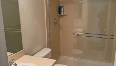 Charming 3-bedroom condo with WiFi, AC in Newark - Photo 3