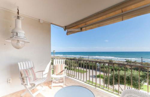 LETS HOLIDAYS Beach front apartment in Gavà Mar, Pine Beach - Photo 1