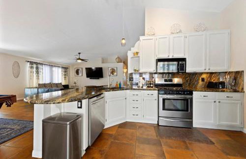 Ultimate Vacation: A Luxurious Oasis with a Pool! - Foto 15