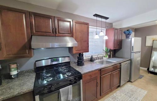Nice house with private parking, king bed fenced yard - Foto 35