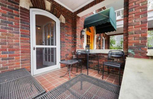 Elegant and Colorful 1BR with Covered Porch - Foto 16