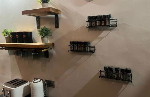 DJH Homes - Luxurious and chic 3BR Grade II Industrial House with log burner and electric blinds - JQ, Birmingham City - Foto 49