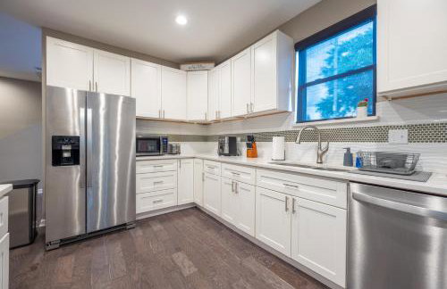 Near Downtown-2 En-Suites - Garage - Sleeps 9 - Foto 11