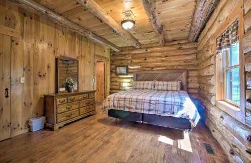 The Red Pine Cabin with Private Pond and Dock! - Foto 9