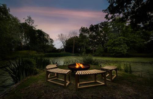Merry Lakes - Luxury Lakeside Escape with Pool - Just 30 Minutes from London - Foto 59