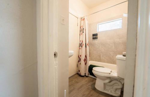 Work Desk- FirePit-Pool-Steps to UofA - Foto 45