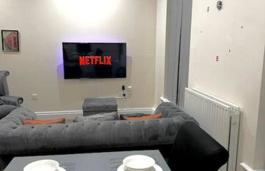 City Centre 2 Bed 2 Bath Apartment - Foto 2